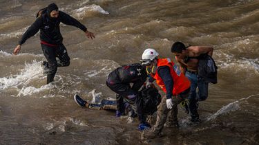 Param&eacute;dicos y manifestantes atienden a un adolescente que cay&oacute; al R&iacute;o Mapocho desde un puente durante la represi&oacute;n de polic&iacute;as a una protesta en Santiago de Chile, el viernes 2 de septiembre de 2020.