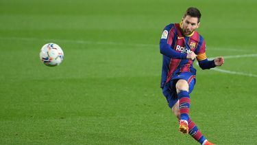 El delantero argentino del Barcelona Lionel Messi patea el balón durante el partido de fútbol de la Liga española entre el Barcelona y la SD Huesca en el estadio Camp Nou de Barcelona el 15 de marzo de 2021