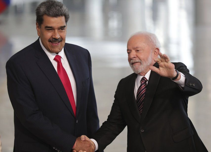 El presidente de Brasil Luiz Inácio Lula da Silva, a la derecha, estrecha la mano de su homólogo venezolano Nicolás Maduro antes de su cumbre bilateral en el palacio de Planalto, el lunes 29 de mayo de 2023, en Brasilia.&nbsp;