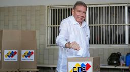 El candidato presidencial de la oposición, Edmundo González, vota durante las elecciones presidenciales en Caracas, Venezuela, el domingo 28 de julio de 2024.&nbsp;