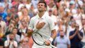Novak Djokovic celebra después de derrotar en la primera ronda de Wimbledon a Kwon Soonwoo, de Corea, en la primera ronda del torneo sobre césped, en Londres, el lunes 27 de junio de 2022. Djokovic no jugará el torneo de Cincinnati al no estar vacunado contra COVID-19 y no poder ingresar a Estados Unidos. 