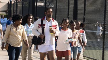 En esta imagen difundida por Warner Bros. Pictures, de izquierda a derecha, Aunjanue Ellis como Oracene Brandi Williams, Mikayla Bartholomew como Tunde Price, Will Smith como Richard Williams, Saniyya Sidney como Venus Williams, Demi Singleton como Serena Williams y Danielle Lawson como Isha Price en una escena de King Richard.