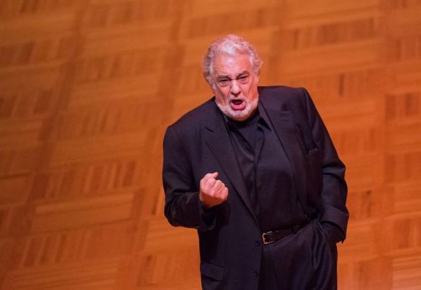 Plácido Domingo llegó al aeropuerto de Barcelona procedente de Nueva York, donde este fin de semana representó la última función de otro montaje de Simon Boccanegra. (EFE)