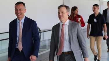 El Encargado de Negocios de EEUU en Venezuela, John Barrett (derecha), llega al Aeropuerto Internacional Simón Bolívar en Maiquetía, el 23 de abril de 2026.