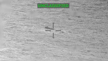 Esta captura de pantalla de un video publicado en la cuenta X del Comando Sur de EEUU, el 29 de diciembre de 2025, muestra el ataque contra un buque en el Océano Pacífico Oriental.