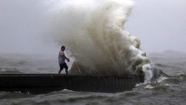 Una ola azota un muelle cerca de la Bah&iacute;a Orleans en Lake Pontchartrain en Nueva Orleans, el domingo 7 de junio de 2020, durante la llegada de la tormenta tropical Crist&oacute;bal a las costas de Luisiana.&nbsp;