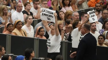 Dos manifestantes con camisetas que dicen dejen de bendecir las corridas sostienen carteles con el mensaje las corridas son pecado durante la audiencia general del papa Francisco en el salón Pablo VI del Vaticano, el miércoles 7 de agosto de 2024.&nbsp;