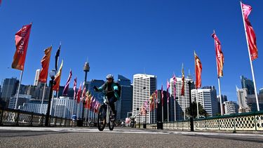 Un repartidor de alimentos recorre en bicicleta un &aacute;rea vac&iacute;a del centro de Sydney, Austral&iacute;a, pa&iacute;s que ha solicitado una investigaci&oacute;n sobre la respuesta de China y la gesti&oacute;n de la Organizaci&oacute;n Mundial de la Salud (OMS) frente al coronavirus.