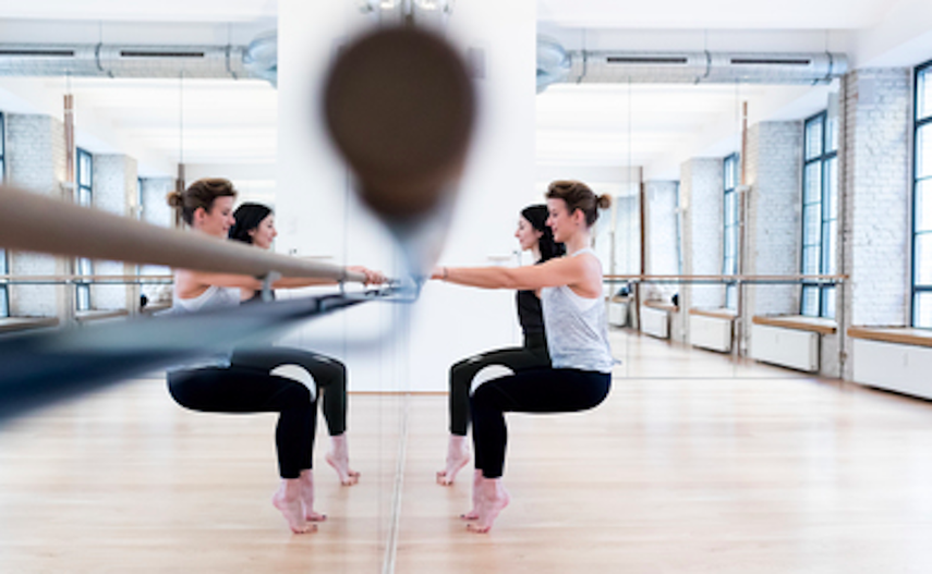Una pelota y una brarra de ballet: no hace falta mucho más para entrenar los músculos.