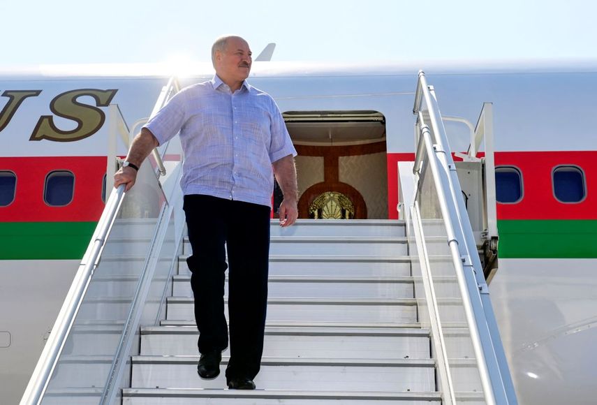 &nbsp; El presidente bielorruso Alexander Lukashenko baja de su avi&oacute;n tras aterrizar en Sochi, Rusia, el lunes 14 de septiembre de 2020.&nbsp;