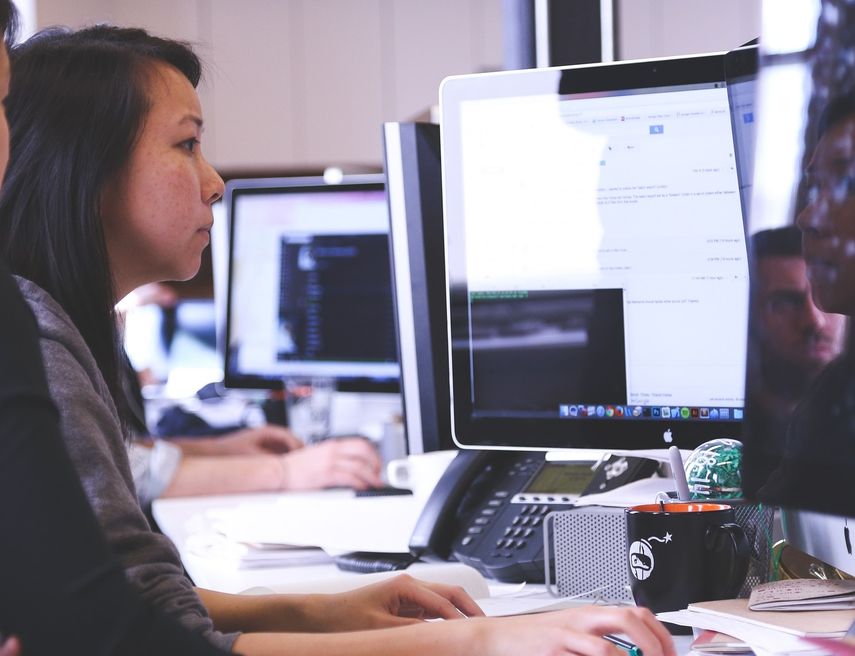 Según el Instituto Nacional de Salud e Higiene Ocupacional, se estima que el 90 por ciento de las personas que pasan más de tres horas diarias frente a una pantalla padecen o padecerán el síndrome visual informático, como consecuencia de la elevada exposición. 