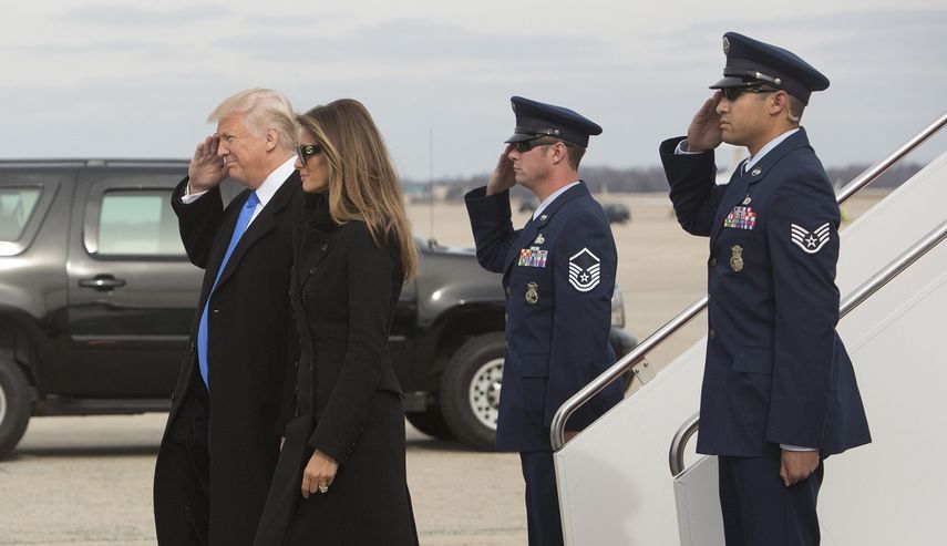 El presidente electo &nbsp;Donald&nbsp;Trump &nbsp;y su mujer Melania&nbsp;Trump, desembarcan de un avión militar en la base aérea de Andrews en Maryland a las afueras de Washington.
