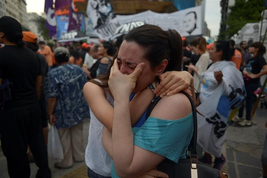 Una seguidora de Scioli llora al momento de conocer el resultado electoral. (EFE)