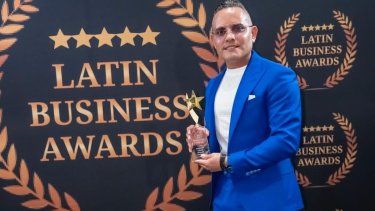El doctor Elio Galán posa con el premio especial que recibió en los Latin Business Awards 2025.&nbsp;