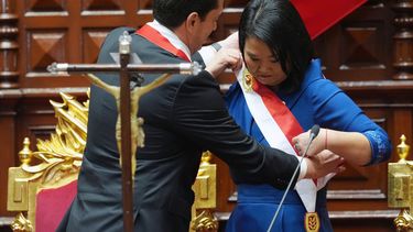 Keiko Fujimori, portando la banda presidencial, afirmó que solo durará cinco años en el poder (AFP)