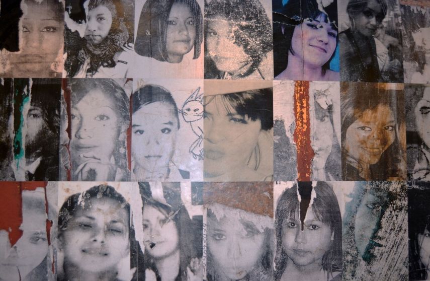 Al inicio de la exposición el visitante encuentra la pieza Pesquisas, de Teresa Margolles. 30 impresiones en color de fotografías de mujeres desaparecidas que cubren las calles de Ciudad Juárez desde los años 90.