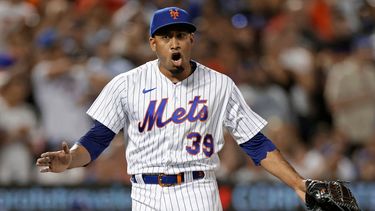 El boricua Edwin Díaz, de los Mets de Nueva York, festeja luego de conseguir el salvamento en el duelo ante los Dodgers de Los Ángeles, el miércoles 31 de agosto de 2022&nbsp;