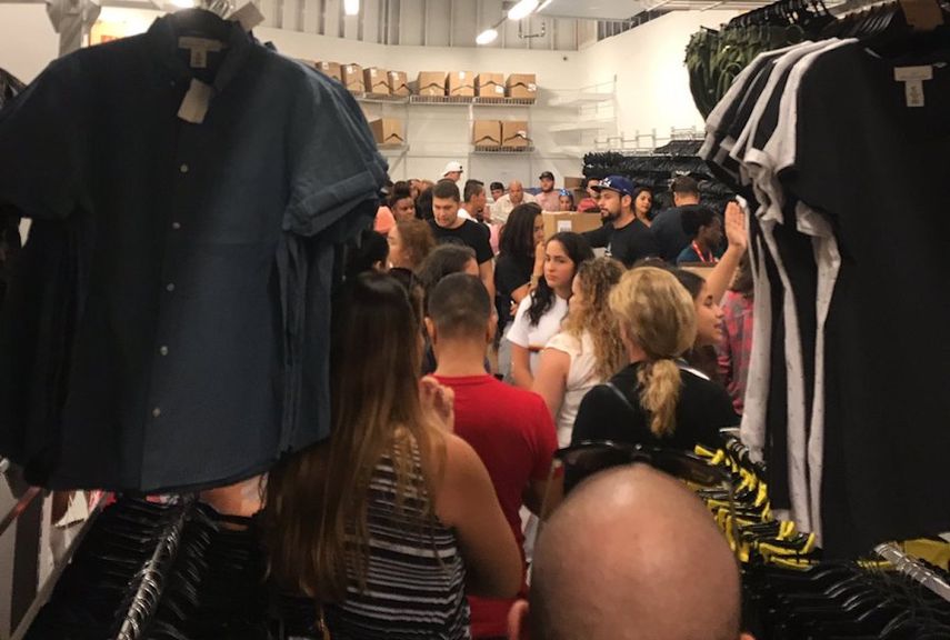 El personal de una tienda se refugió en el fondo del local por orden de las autoridades.&nbsp;