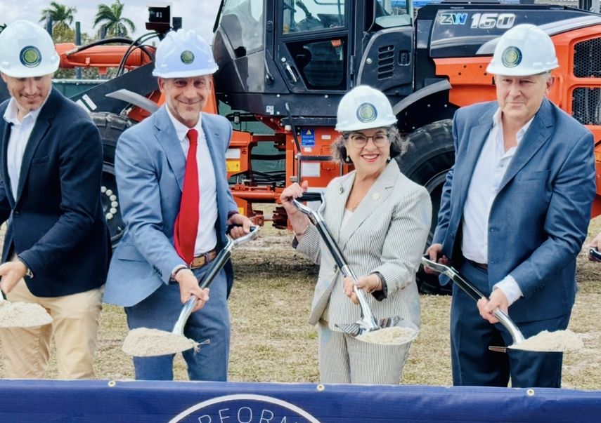 La alcaldesa de Miami-Dade, Daniella Levine Cava, junto a Nick Sakiewicz, CEO de SPH, y miembros del equipo directivo, durante el acto simbólico del lanzamiento oficial del proyecto.