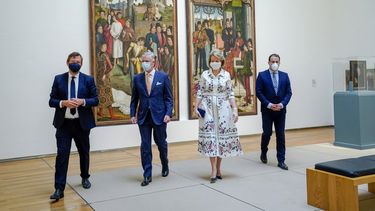 El rey Philippe de B&eacute;lgica, centro izquierda, y la reina Mathilde de B&eacute;lgica, centro derecha, usan m&aacute;scaras faciales para evitar la propagaci&oacute;n del coronavirus, mientras visitan el Museo Real de Bellas Artes, uno de los museos en Bruselas, el martes 19 de mayo de 2020.&nbsp;