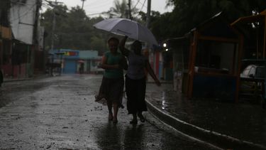 Dos mujeres caminan por el barrio La ciénaga en Santo Domingo, República Dominicana.