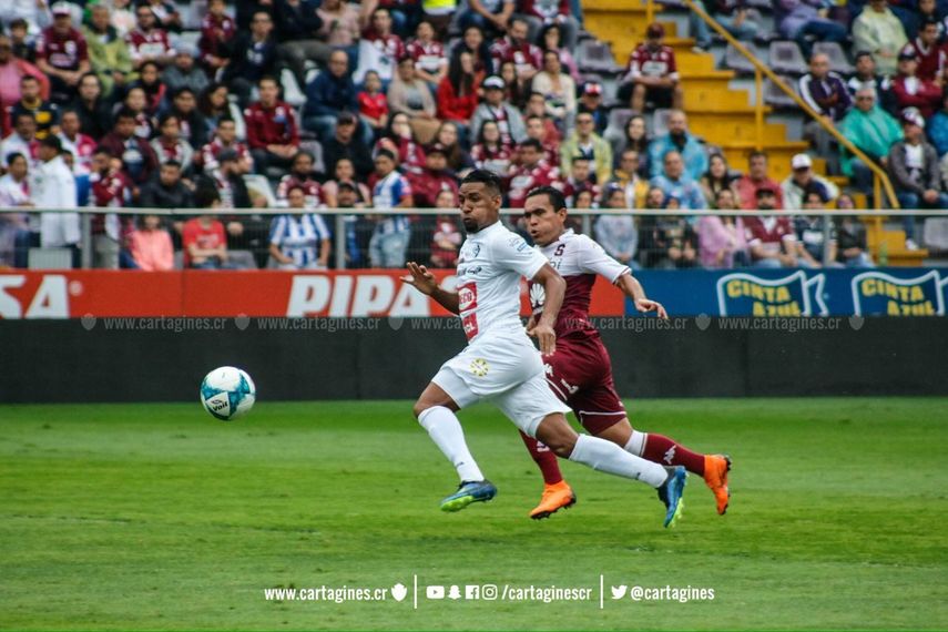 En su primer torneo en Costa Rica, el espigado y hábil cubano ha firmado grandes partidos y verdaderos golazos, con lo que ha despertado el interés de los clubes más importantes de este país.