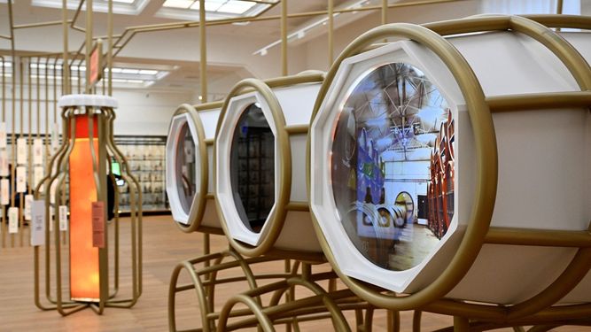 Una fotografía muestra una vista interior del museo Belgian Beer World, el centro de experiencias interactivas más grande del mundo dedicado a la cerveza, recientemente inaugurado en el renovado edificio de la bolsa La Bourse/De Beurs en Bruselas el 7 de septiembre de 2023.