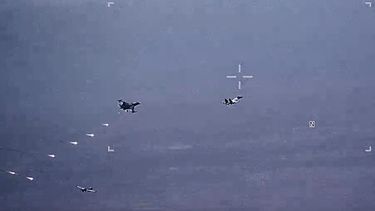 Imagen tomada de un video publicado por la Fuerza Aérea de EEUU, en la que se observan cazas rusos SU-34 y SU-35 lanzando bengalas en la ruta de vuelo de un dron MQ-9 Reaper de la Fuerza Aérea de EEUU (abajo, a la izquierda) el jueves 6 de julio de 2023 sobre Siria.&nbsp;