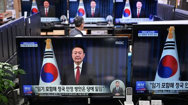 Las pantallas de televisión muestran imágenes en vivo de un discurso del presidente de Corea del Sur, Yoon Suk Yeol, en un mercado electrónico en Seúl el 7 de diciembre de 2024.