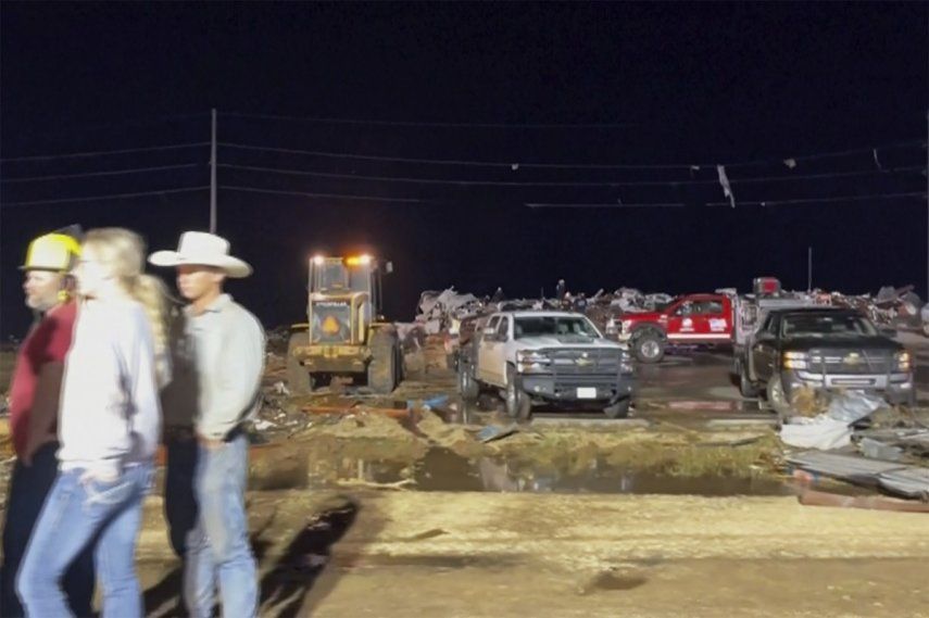En esta imagen de un video provisto por KAMC/KLBK, gente observa los destrozos en Matador, Texas, 21 de junio de 2023, luego de tormentas que causaron muertos, heridos y graves daños.&nbsp;