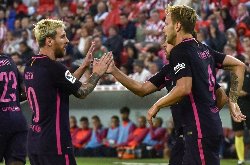 Rakitic celebra junto a Lionel Messi el gol de la victoria ante el Bilbao
