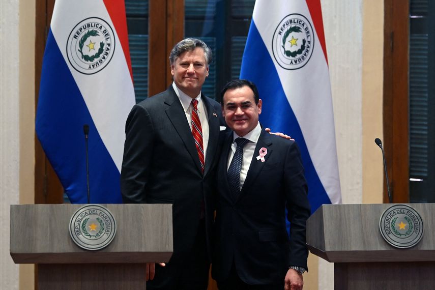 El subsecretario de Estado de EE. UU., Christopher Landau (izq.), y el ministro de Relaciones Exteriores de Paraguay, Rubén Ramírez Lezcano, posan para una fotografía durante una conferencia de prensa conjunta en Asunción el 19 de octubre de 2026.