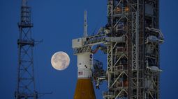 El cohete Artemis I Moon de la NASA se encuentra en el Launch Pad Complex 39B en el Centro Espacial Kennedy, en Cabo Cañaveral, Florida.&nbsp; &nbsp;