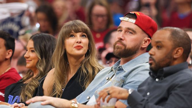 Taylor Swift y Travis Kelce de los Kansas City Chiefs asisten al tercer partido entre los New York Knicks y los Cleveland Cavaliers en las Finales de la Conferencia Este de la NBA en el Rocket Arena el 23 de mayo de 2026 en Cleveland, Ohio.
