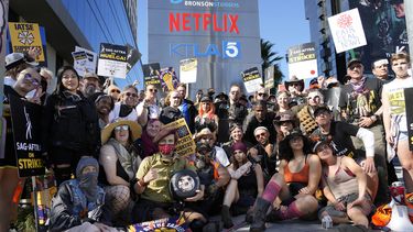 Actores, miembros del sindicato SAG-AFTRA en huelga, posan para una foto grupal afuera de los estudios de Netflix, el miércoles 8 de noviembre de 2023, en Los Ángeles.&nbsp;