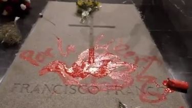 La Guardia Civil ha detenido esta mañana en el Valle de los Caídos al escultor Enrique Terneiro por pintar en la lápida de la tumba de Francisco Franco una paloma de la paz y la frase Por la libertad. 