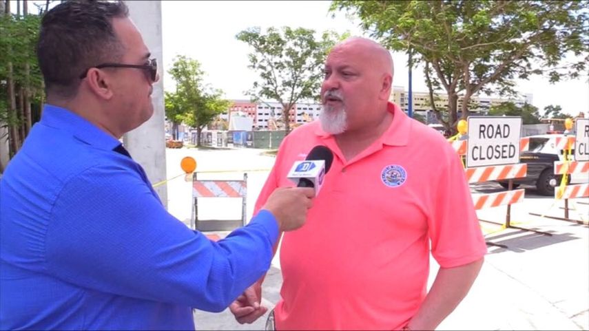 Orlando López, alcalde de Sweetwater, conversa con Daniel Castropé, periodista de Diario Las Américas.
