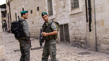 Soldados israelíes vigilan una calle en la milenaria ciudad.