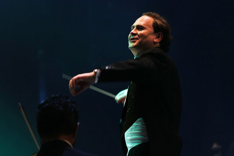 Christian Vásquez, director de la Orquesta Sinfónica Simón Bolívar de Venezuela y el salsero Óscar D´León durante su actuación el 16 de septiembre de 2022 en la Sala Ríos Reyna del Teatro Teresa Carreño de Caracas. 