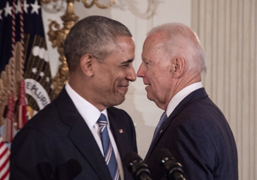 En esta foto de archivo tomada el 12 de enero de 2017, el vicepresidente estadounidense Joe Biden y el presidente Barack Obama se cruzan durante un homenaje a Biden en la Casa Blanca en Washington, DC. El ex presidente Obama anunció su respaldo a Biden como el candidato demócrata que competirá contra el presidente Donald Trump, dijeron fuentes cercanas al ex presidente el 14 de abril de 2020. Archivo.