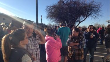 Familiares permanecen en las cercanías de la escuela. 
