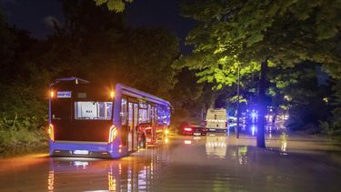 Un autobús está detenido en un camino inundado en Munich, Alemania, 23 de junio de 2021. 
