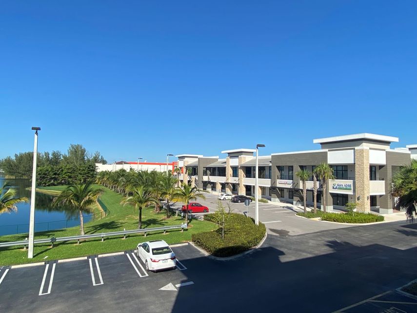 Shoppes at Hidden Lake cuenta con espacios comerciales y para oficinas en Kendall.