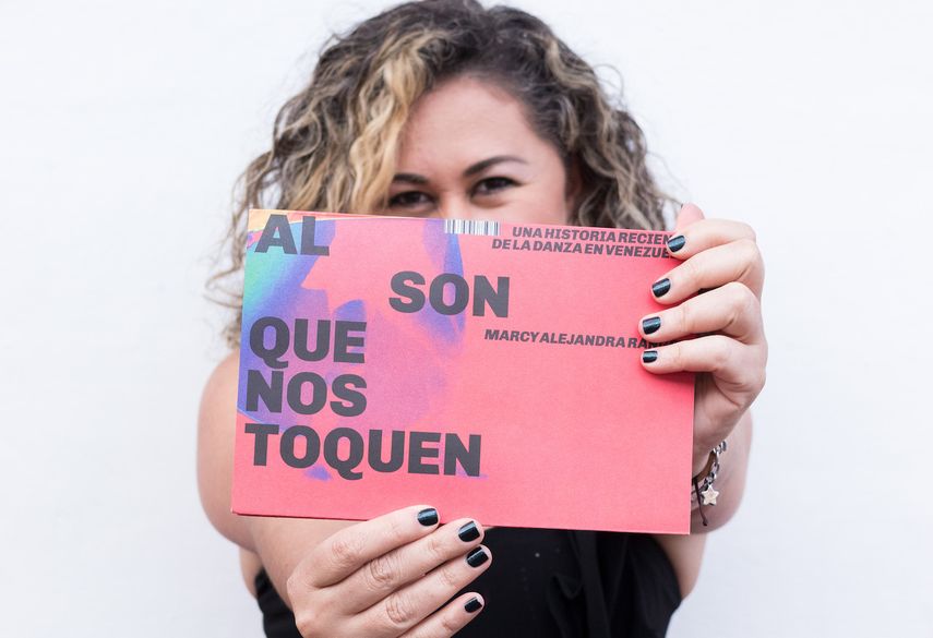 Marcy Alejandra Rangel con su libro, parte de un interesante proyecto sobre la danza en Venezuela.&nbsp;