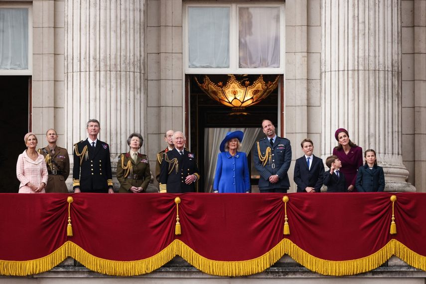La familia real británica observa el vuelo de los Red Arrows desde el balcón del Palacio de Buckingham tras asistir a la procesión de las fuerzas armadas el 5 de mayo de 2025 para celebrar el 80.º aniversario del Día de la Victoria en Europa.&nbsp; &nbsp;