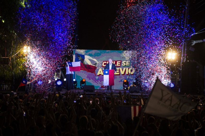El candidato presidencial chileno José Antonio Kast, del Partido Republicano, se dirige a los simpatizantes frente a la sede general en Santiago el 21 de noviembre de 2021, tras los primeros resultados de las elecciones generales.