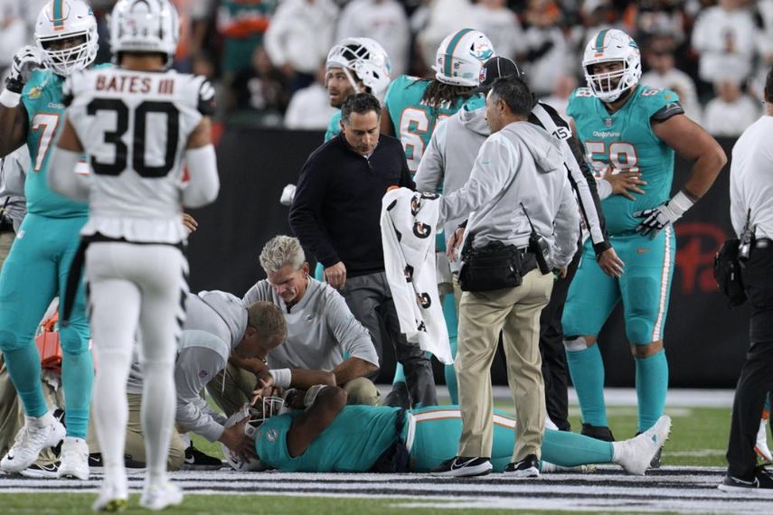 El quarterback de los Dolphins de Miami, Tua Tagovailoa es atendido por los médicos