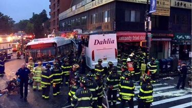 El incidente se produjo cuando un autobús de turismo impactó por la parte trasera a otro del transporte público en Nueva York.