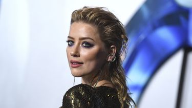 Amber Heard llega al estreno de Aquaman el 12 de diciembre de 2018 en Los Angeles. Heard anunció que se convirtió en madre soltera de la bebé Oonagh Paige Heard nacida el 8 de abril de 2021.