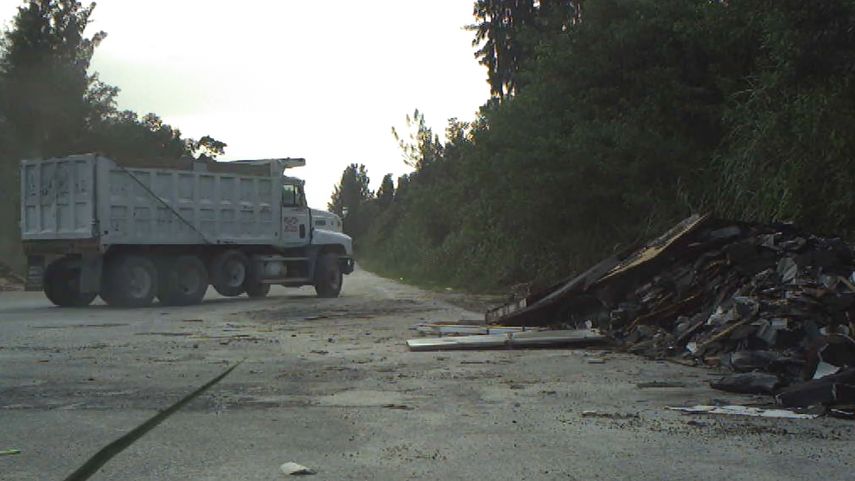 Cáptura de video que muestra el camión utilizado para arrojar desechos en una vía pública.